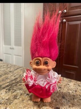 Red headed cheerleader Troll is 1990’s